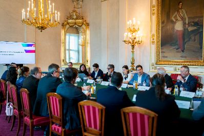 Am 17. M&auml;rz 2026 gab Staatssekret&auml;r Alexander Pr&ouml;ll (4.v.r.) ein Pressegespr&auml;ch zum Thema &bdquo;ID Austria Wirtschaftsjahr&ldquo;. Im Bild beim Roundtable.
