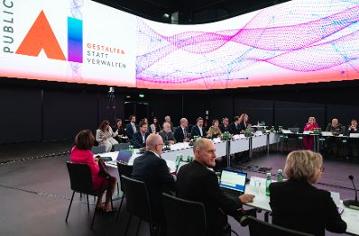 Am 19. M&auml;rz 2026 nahm Staatssekret&auml;r Alexander Pr&ouml;ll (m.) an der KI-Konklave im Haus der Digitalisierung teil.