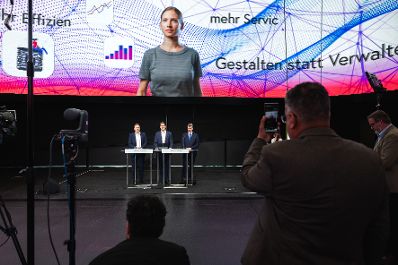 Am 19. M&auml;rz 2026 nahm Staatssekret&auml;r Alexander Pr&ouml;ll (m.) an der KI-Konklave im Haus der Digitalisierung teil. Im Bild gemeinsam mit dem Vorsitzenden des KI-Beirates Horst Bischof (r.) und BRZ-Gesch&auml;ftsf&uuml;hrer Roland Ledinger (l.), bei der anschlie&szlig;enden Pressekonferenz.