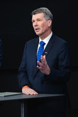 Am 19. M&auml;rz 2026 nahm Staatssekret&auml;r Alexander Pr&ouml;ll an der KI-Konklave im Haus der Digitalisierung teil. Im Bild gemeinsam mit dem Vorsitzenden des KI-Beirates Horst Bischof (im Bild) und BRZ-Gesch&auml;ftsf&uuml;hrer Roland Ledinger, bei der anschlie&szlig;enden Pressekonferenz.