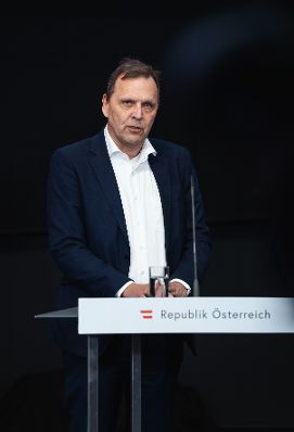 Am 19. M&auml;rz 2026 nahm Staatssekret&auml;r Alexander Pr&ouml;ll an der KI-Konklave im Haus der Digitalisierung teil. Im Bild gemeinsam mit dem Vorsitzenden des KI-Beirates Horst Bischof und BRZ-Gesch&auml;ftsf&uuml;hrer Roland Ledinger (im Bild), bei der anschlie&szlig;enden Pressekonferenz.