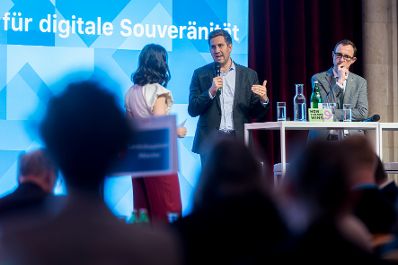 Am 26. M&auml;rz 2026 nahm Staatssekret&auml;r Alexander Pr&ouml;ll (m.) an der Safe Democracy Convention 2026 im Wiener Rathaus teil.