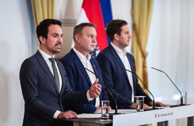 Am 27. M&auml;rz 2026 gab Staatssekret&auml;r Alexander Pr&ouml;ll (r.), gemeinsam mit Vizekanzler Andreas Babler (m.) und Bundesminister Christoph Wiederkehr (l.) eine Pressekonferenz zum Thema &bdquo;Social-Media-Verbot f&uuml;r Jugendliche in &Ouml;sterreich&ldquo;.