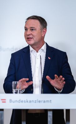 Am 27. M&auml;rz 2026 gab Staatssekret&auml;r Alexander Pr&ouml;ll, gemeinsam mit Vizekanzler Andreas Babler (im Bild) und Bundesminister Christoph Wiederkehr eine Pressekonferenz zum Thema &bdquo;Social-Media-Verbot f&uuml;r Jugendliche in &Ouml;sterreich&ldquo;.