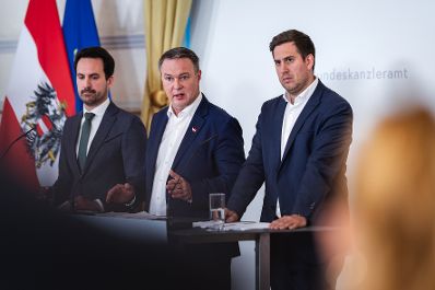 Am 27. M&auml;rz 2026 gab Staatssekret&auml;r Alexander Pr&ouml;ll (r.), gemeinsam mit Vizekanzler Andreas Babler (m.) und Bundesminister Christoph Wiederkehr (l.) eine Pressekonferenz zum Thema &bdquo;Social-Media-Verbot f&uuml;r Jugendliche in &Ouml;sterreich&ldquo;.