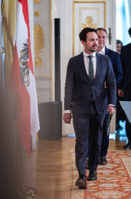 Am 27. M&auml;rz 2026 gab Staatssekret&auml;r Alexander Pr&ouml;ll, gemeinsam mit Vizekanzler Andreas Babler (r.) und Bundesminister Christoph Wiederkehr (l.) eine Pressekonferenz zum Thema &bdquo;Social-Media-Verbot f&uuml;r Jugendliche in &Ouml;sterreich&ldquo;.