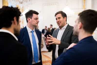 Am 31. M&auml;rz 2026 nahm Staatssekret&auml;r Alexander Pr&ouml;ll (2.v.r.) am LinkedIn-Afterwork im Bundeskanzleramt teil.