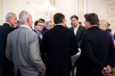 Am 31. M&auml;rz 2026 nahm Staatssekret&auml;r Alexander Pr&ouml;ll (3.v.r.) am LinkedIn-Afterwork im Bundeskanzleramt teil.