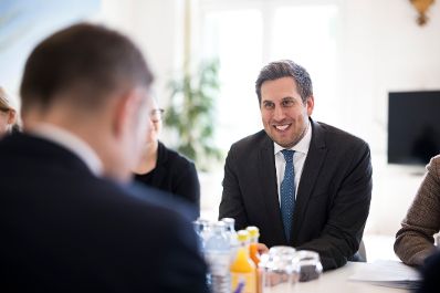 Am 1. April 2026 empfing Staatssekret&auml;r Alexander Pr&ouml;ll (r.) den Botschafter von Frankreich Fr&eacute;d&eacute;ric Joureau (l.) zu einem Arbeitsgespr&auml;ch im Bundeskanzleramt.