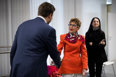 Am 2. April 2026 besuchte Staatssekret&auml;r Alexander Pr&ouml;ll (l.) gemeinsam mit der Pr&auml;sidentin und Bundesvorsitzenden des &Ouml;sterreichischen Seniorenbundes Ingrid Korosec (m.) die Digital Austria Servicestelle.