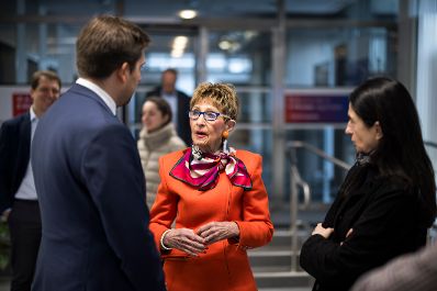 Am 2. April 2026 besuchte Staatssekret&auml;r Alexander Pr&ouml;ll (2.v.l.) gemeinsam mit der Pr&auml;sidentin und Bundesvorsitzenden des &Ouml;sterreichischen Seniorenbundes Ingrid Korosec (m.) die Digital Austria Servicestelle.