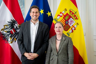 Am 7. April 2026 empfing Staatssekret&auml;r Alexander Pr&ouml;ll (l.) die Botschafterin von Spanien Mar&iacute;a Aurora Mej&iacute;a Errasqu&iacute;n (r.) zu einem Arbeitsgespr&auml;ch im Bundeskanzleramt.
