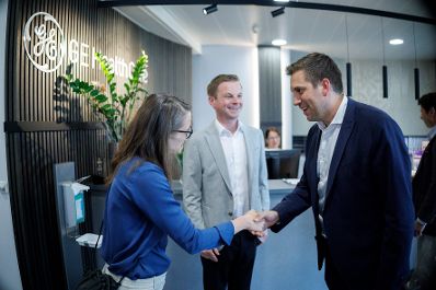 Am 9. April 2026 besuchte Staatssekret&auml;r Alexander Pr&ouml;ll (r.) im Rahmen seines Bundesl&auml;ndertages in Ober&ouml;sterreich die GE HealthCare Austria GmbH.