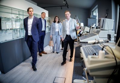 Am 9. April 2026 besuchte Staatssekret&auml;r Alexander Pr&ouml;ll (l.) im Rahmen seines Bundesl&auml;ndertages in Ober&ouml;sterreich die GE HealthCare Austria GmbH.