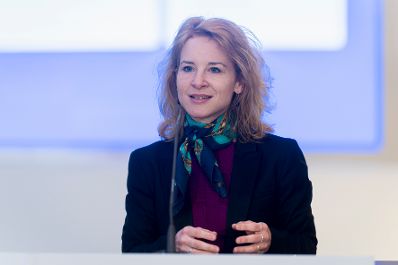 Am 9. April 2026 gab Staatssekret&auml;r Alexander Pr&ouml;ll gemeinsam mit Bundesministerin Eva-Maria Holzleitner (im Bild), Direktorin der Hochschule Campus Wien Doris Link und Rektor der WU Rupert Sausgruber eine Pressekonferenz zum Digitalen Studierendenausweis.