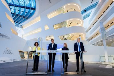 Am 9. April 2026 gab Staatssekret&auml;r Alexander Pr&ouml;ll (m.l.) gemeinsam mit Bundesministerin Eva-Maria Holzleitner (m.r.), Direktorin der Hochschule Campus Wien Doris Link (l.) und Rektor der WU Rupert Sausgruber (r.) eine Pressekonferenz zum Digitalen Studierendenausweis.