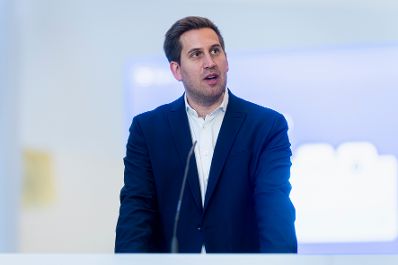 Am 9. April 2026 gab Staatssekret&auml;r Alexander Pr&ouml;ll (im Bild) gemeinsam mit Bundesministerin Eva-Maria Holzleitner, Direktorin der Hochschule Campus Wien Doris Link und Rektor der WU Rupert Sausgruber eine Pressekonferenz zum Digitalen Studierendenausweis.