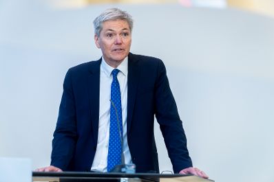 Am 9. April 2026 gab Staatssekret&auml;r Alexander Pr&ouml;ll gemeinsam mit Bundesministerin Eva-Maria Holzleitner, Direktorin der Hochschule Campus Wien Doris Link und Rektor der WU Rupert Sausgruber (im Bild) eine Pressekonferenz zum Digitalen Studierendenausweis.