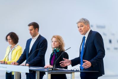 Am 9. April 2026 gab Staatssekret&auml;r Alexander Pr&ouml;ll (m.l.) gemeinsam mit Bundesministerin Eva-Maria Holzleitner (m.r.), Direktorin der Hochschule Campus Wien Doris Link (l.) und Rektor der WU Rupert Sausgruber (r.) eine Pressekonferenz zum Digitalen Studierendenausweis.