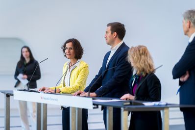 Am 9. April 2026 gab Staatssekret&auml;r Alexander Pr&ouml;ll (3.v.r.) gemeinsam mit Bundesministerin Eva-Maria Holzleitner (2.v.r.), Direktorin der Hochschule Campus Wien Doris Link (4.v.r.) und Rektor der WU Rupert Sausgruber (r.) eine Pressekonferenz zum Digitalen Studierendenausweis.