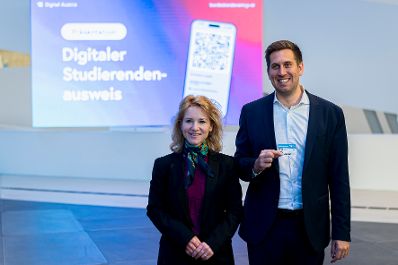 Am 9. April 2026 gab Staatssekret&auml;r Alexander Pr&ouml;ll (r.) gemeinsam mit Bundesministerin Eva-Maria Holzleitner (l.), Direktorin der Hochschule Campus Wien Doris Link und Rektor der WU Rupert Sausgruber eine Pressekonferenz zum Digitalen Studierendenausweis.