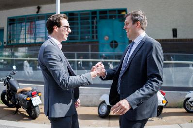 Am 16. April 2026 besuchte Staatssekret&auml;r Alexander Pr&ouml;ll (r.) im Rahmen seines Bundesl&auml;ndertages das &Ouml;sterreichische Start-up NormKI in Linz.