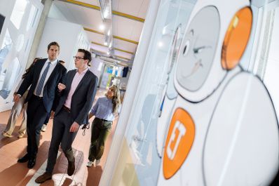 Am 16. April 2026 besuchte Staatssekret&auml;r Alexander Pr&ouml;ll (l.) im Rahmen seines Bundesl&auml;ndertages das &Ouml;sterreichische Start-up NormKI in Linz.