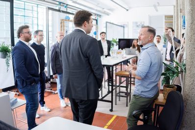 Am 16. April 2026 besuchte Staatssekret&auml;r Alexander Pr&ouml;ll (m.) im Rahmen seines Bundesl&auml;ndertages das &Ouml;sterreichische Start-up NormKI in Linz.