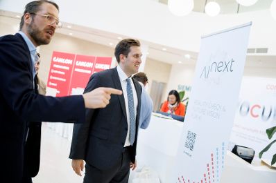 Am 16. April 2026 besuchte Staatssekret&auml;r Alexander Pr&ouml;ll (r.) im Rahmen seines Bundesl&auml;ndertages das Symposium AI next in Linz.