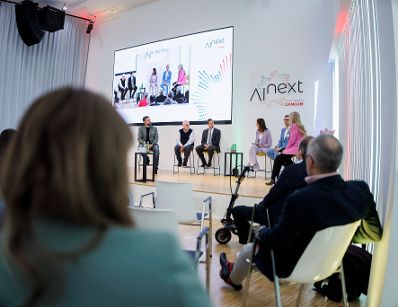 Am 16. April 2026 besuchte Staatssekret&auml;r Alexander Pr&ouml;ll (m.) im Rahmen seines Bundesl&auml;ndertages das Symposium AI next in Linz. Im Bild bei einer Paneldiskussion.