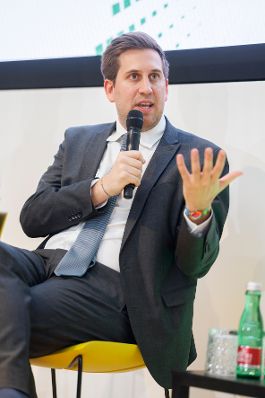 Am 16. April 2026 besuchte Staatssekret&auml;r Alexander Pr&ouml;ll (im Bild) im Rahmen seines Bundesl&auml;ndertages das Symposium AI next in Linz. Im Bild bei einer Paneldiskussion.