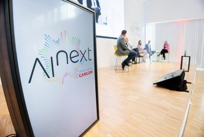 Am 16. April 2026 besuchte Staatssekret&auml;r Alexander Pr&ouml;ll im Rahmen seines Bundesl&auml;ndertages das Symposium AI next in Linz. Im Bild bei einer Paneldiskussion.