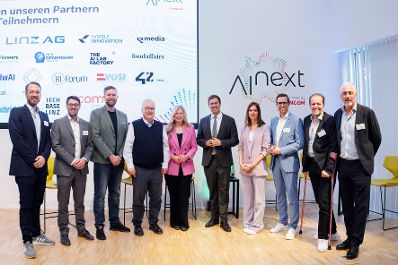 Am 16. April 2026 besuchte Staatssekret&auml;r Alexander Pr&ouml;ll (m.r.) im Rahmen seines Bundesl&auml;ndertages das Symposium AI next in Linz.