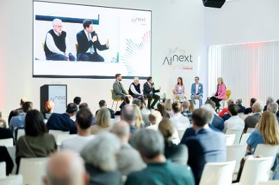 Am 16. April 2026 besuchte Staatssekret&auml;r Alexander Pr&ouml;ll (m.) im Rahmen seines Bundesl&auml;ndertages das Symposium AI next in Linz. Im Bild bei einer Paneldiskussion.