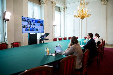 Am 16. April 2026 nahm Staatssekret&auml;r Alexander Pr&ouml;ll (2.v.r.) an der EU-Konferenz zum Jugendschutz in sozialen Medien teil.