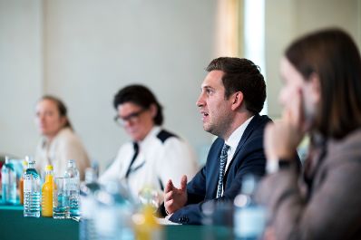 Am 16. April 2026 nahm Staatssekret&auml;r Alexander Pr&ouml;ll (2.v.r.) an der EU-Konferenz zum Jugendschutz in sozialen Medien teil.