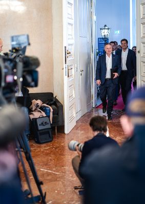 Am 21. April 2026 nahmen Vizekanzler Andreas Babler (m.), Bundesminister Christoph Wiederkehr und Staatssekret&auml;r Alexander Pr&ouml;ll (m.r.) am Roundtable zum Social Media Verbot teil. Im Bild beim Doorstep.