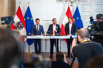 Am 21. April 2026 nahmen Vizekanzler Andreas Babler (m.), Bundesminister Christoph Wiederkehr (m.l.) und Staatssekret&auml;r Alexander Pr&ouml;ll (m.r.) am Roundtable zum Social Media Verbot teil. Im Bild beim Doorstep.