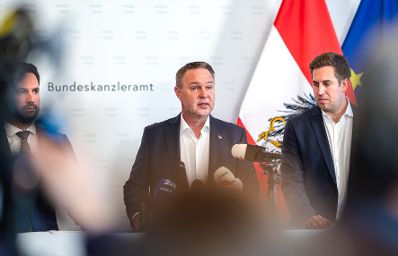 Am 21. April 2026 nahmen Vizekanzler Andreas Babler (m.), Bundesminister Christoph Wiederkehr (l.) und Staatssekret&auml;r Alexander Pr&ouml;ll (r.) am Roundtable zum Social Media Verbot teil. Im Bild beim Doorstep.