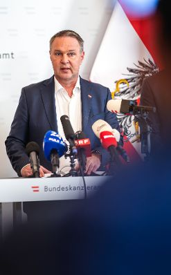 Am 21. April 2026 nahmen Vizekanzler Andreas Babler (im Bild), Bundesminister Christoph Wiederkehr und Staatssekret&auml;r Alexander Pr&ouml;ll am Roundtable zum Social Media Verbot teil. Im Bild beim Doorstep.