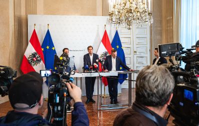 Am 21. April 2026 nahmen Vizekanzler Andreas Babler (m.r.), Bundesminister Christoph Wiederkehr (m.l.) und Staatssekret&auml;r Alexander Pr&ouml;ll (m.) am Roundtable zum Social Media Verbot teil. Im Bild beim Doorstep.
