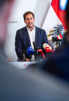 Am 21. April 2026 nahmen Vizekanzler Andreas Babler, Bundesminister Christoph Wiederkehr und Staatssekret&auml;r Alexander Pr&ouml;ll (im Bild) am Roundtable zum Social Media Verbot teil. Im Bild beim Doorstep.