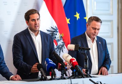 Am 21. April 2026 nahmen Vizekanzler Andreas Babler (r.), Bundesminister Christoph Wiederkehr und Staatssekret&auml;r Alexander Pr&ouml;ll (l.) am Roundtable zum Social Media Verbot teil. Im Bild beim Doorstep.