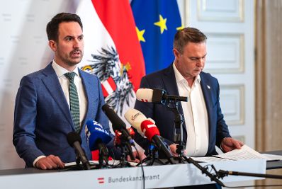 Am 21. April 2026 nahmen Vizekanzler Andreas Babler (r.), Bundesminister Christoph Wiederkehr (l.) und Staatssekret&auml;r Alexander Pr&ouml;ll am Roundtable zum Social Media Verbot teil. Im Bild beim Doorstep.
