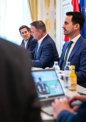 Am 21. April 2026 nahmen Vizekanzler Andreas Babler (m.), Bundesminister Christoph Wiederkehr (r.) und Staatssekret&auml;r Alexander Pr&ouml;ll (l.) am Roundtable zum Social Media Verbot teil.