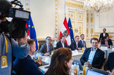 Am 21. April 2026 nahmen Vizekanzler Andreas Babler (5.v.r.), Bundesminister Christoph Wiederkehr (4.v.r.) und Staatssekret&auml;r Alexander Pr&ouml;ll (6.v.r.) am Roundtable zum Social Media Verbot teil.