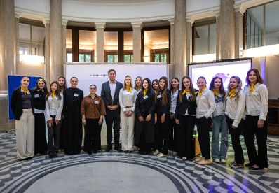 Am 23. April 2026 fand der Girls' Day im Bundeskanzleramt statt. Im Bild Staatssekret&auml;r Alexander Pr&ouml;ll (7.v.l.).