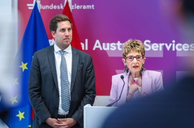 Am 27. April 2026 gab Staatssekret&auml;r Alexander Pr&ouml;ll (l.) gemeinsam mit der Pr&auml;sidentin und Bundesvorsitzenden des &Ouml;sterreichischen Seniorenbundes Ingrid Korosec (r.), eine Pressekonferenz zum Thema &bdquo;Pr&auml;sentation des Digi-Seniorenpakets&ldquo;.