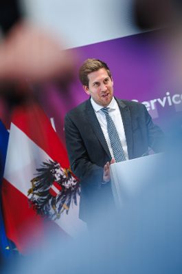 Am 27. April 2026 gab Staatssekret&auml;r Alexander Pr&ouml;ll (im Bild) gemeinsam mit der Pr&auml;sidentin und Bundesvorsitzenden des &Ouml;sterreichischen Seniorenbundes Ingrid Korosec, eine Pressekonferenz zum Thema &bdquo;Pr&auml;sentation des Digi-Seniorenpakets&ldquo;.