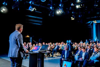 Am 28. April 2026 nahm Staatssekret&auml;r Alexander Pr&ouml;ll (l.) am ORF AI Day 2026 teil. Im Bild bei der Er&ouml;ffnungsrede.